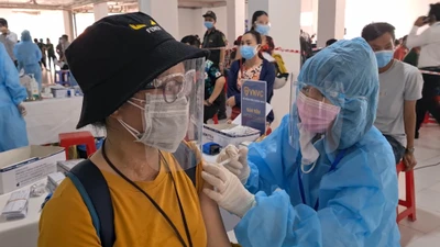 Video: Công nhân tại Bình Dương đồng loạt được tiêm vaccine phòng COVID-19 mũi 1