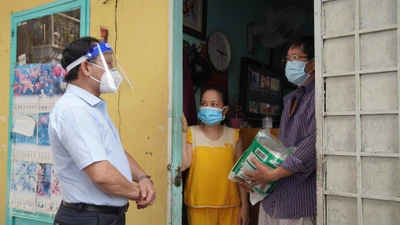 Video: Bộ LĐ-TB&XH trao túi an sinh xã hội hỗ trợ người lao động khó khăn 