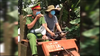 Video: Công an dùng máy cày vào buôn phát thực phẩm cho người dân