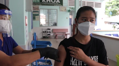 Video: Người tạm trú, người cao tuổi vui mừng vì được tiêm vaccine