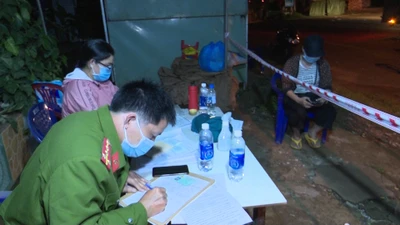 Video: Phát hiện người trốn trong thùng xe tải vượt chốt kiểm dịch