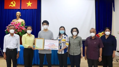 Video: Trao 150 túi quà an sinh cho người dân huyện Nhà Bè