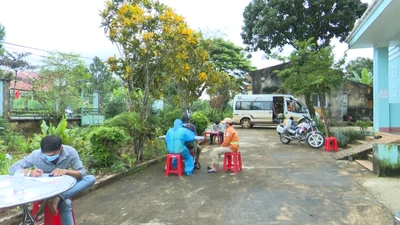 Video: Tạm giữ xe khách chở 13 người trái phép, trốn trạm kiểm soát phòng dịch