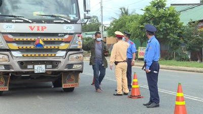 Video: Xử phạt hàng chục xe quá khổ, quá tải trên tuyến Quốc lộ 19