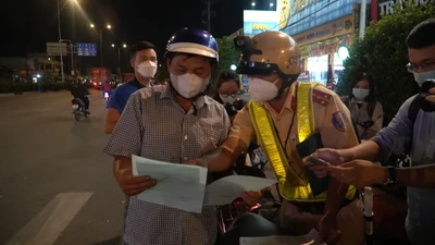 Kiểm tra nồng độ cồn, tài xế tự nhận: ‘Đi đám giỗ uống có 2 chai’