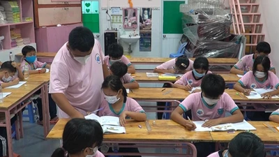 Video: Thầy giáo 'bánh mì' hơn 10 năm dạy chữ cho học trò nghèo