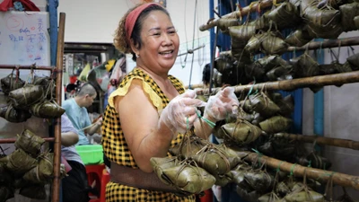 Video: Tết Đoan Ngọ nhộn nhịp trong con hẻm ở TP.HCM