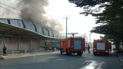 Bình Dương: Cháy nhà kho trong cụm công nghiệp gây thiệt hại hàng trăm tỷ đồng