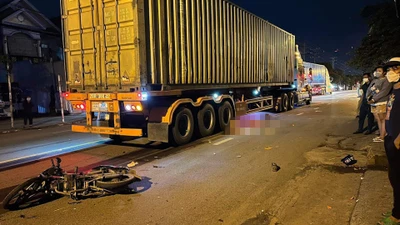 Video: Sau va chạm với ô tô, người đi xe máy ngã ra đường bị container cán tử vong