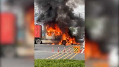 Video: Xe container bốc cháy ngùn ngụt trên xa lộ Hà Nội