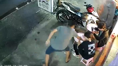 Video: Thanh niên giả vờ vào quán mua trà sữa rồi giật điện thoại 