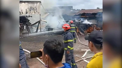 Video: Một xưởng gỗ ở Bình Dương bị cháy rụi, đổ sập hoàn toàn