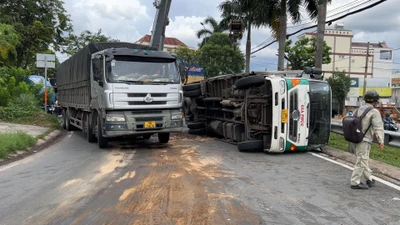 Video: Xe tải lật nhào trong lúc ôm cua lên cầu vượt