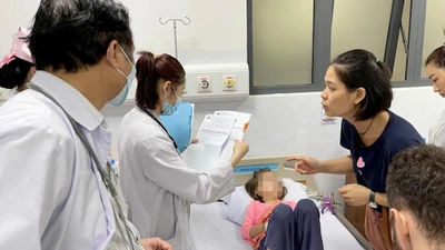 Video: Phát hiện vi khuẩn trong cánh gà chiên và nước mắm ở phần ăn của trường iSchool Nha Trang