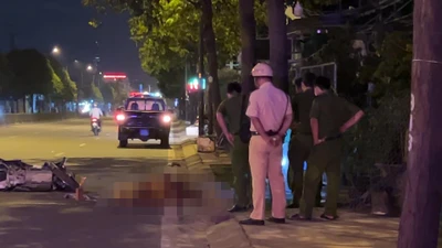 Video: Tông vào cây xanh trên vỉa hè, một thanh niên chết tại chỗ