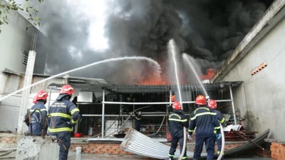 Video: Cháy dữ dội kho phế liệu ở TP.HCM, dân di dời đồ đạc