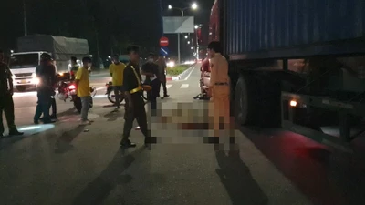 Container cuốn xe máy vào gầm, nam bảo vệ tử vong