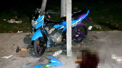 Video: Chạy xe máy tông vào cây xanh, một nam thanh niên tử vong