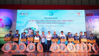 'Cùng ngư dân thắp sáng đèn trên biển' tặng 200 phần quà cho ngư dân Ninh Thuận
