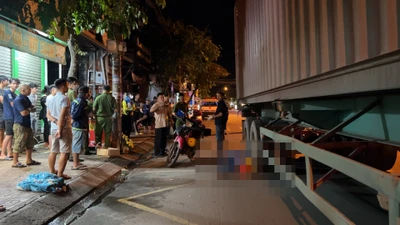 Video: Ngã xuống đường, người đàn ông đi xe máy bị container cán tử vong