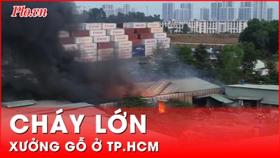 Cháy lớn tại xưởng gỗ ở TP.HCM