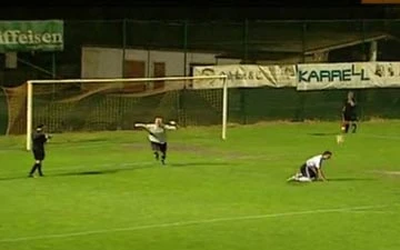 Bàn thắng penalty “dị” nhất lịch sử