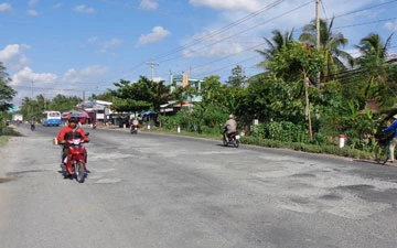 Hơn 50 km quốc lộ 50 qua Chợ Gạo (Tiền Giang) hư hỏng nặng