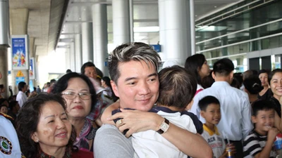 Mr Đàm về nước và chứng minh không hát chui tại Mỹ