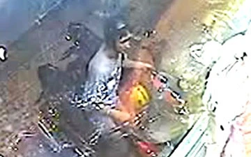 Màn bẻ khóa xe tay ga tại shop thời trang