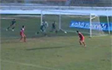 Sút ba lần liên tục trúng khung thành