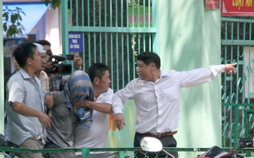 Bắt nóng kẻ khống chế hai trẻ làm con tin