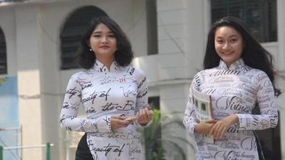 Dạy học sinh 'biết giữ mình' qua tà áo dài