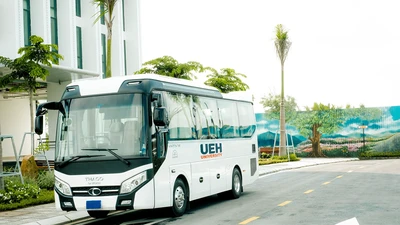 Trường đại học đầu tiên ở TP.HCM dùng xe buýt đưa đón sinh viên