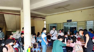 Sinh viên lỉnh kỉnh hành lý đổ về TP.HCM học trực tiếp