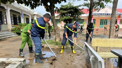 Công an TP.HCM chuyển gần 70 tấn hàng tiếp sức vùng lũ miền Trung