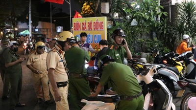 Đỗ xe máy, đi xe máy trên vỉa hè bị phạt bao nhiêu từ năm 2026?