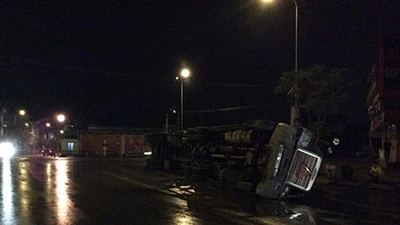 Container lật trong đêm, hàng chục tấn sắt văng ra đường