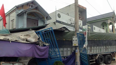 Xe tải mất lái tông sập năm ngôi nhà