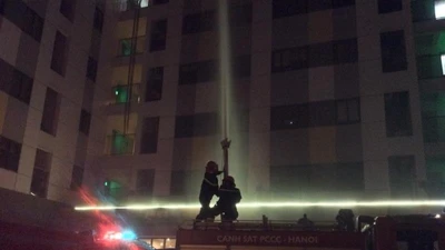 Chung cư cháy giữa đêm, dân bỏ nhà tháo chạy