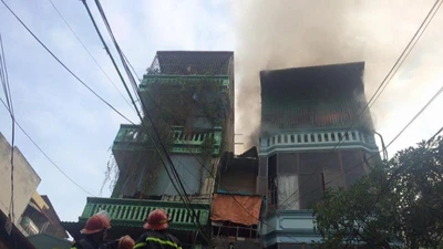 Hà Nội: 1 căn nhà 4 tầng bốc cháy giữa trưa nắng