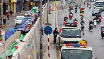 Chùm ảnh: Người dân vô tư tè bậy ngoài đường