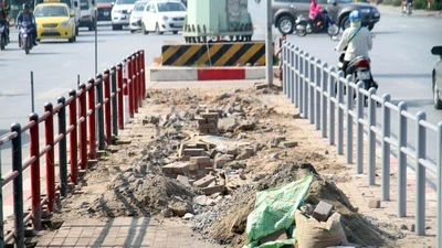 Nhà chờ xe buýt nhanh sát ngày vận hành vẫn ngổn ngang