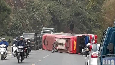 Hú hồn xe khách mất thắng khi đang đổ dốc