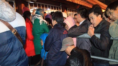 Vừa xếp hàng vừa ngủ gật chờ xin ấn đền Trần trong đêm