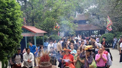 Mặc váy ngắn không được lên đền Hùng