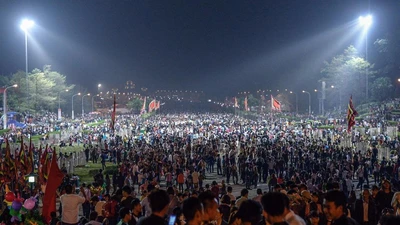 Đền Hùng đông nghịt người trong đêm trước lễ