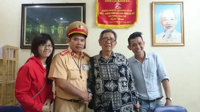 CSGT giúp đỡ người đàn ông nước ngoài đi lạc