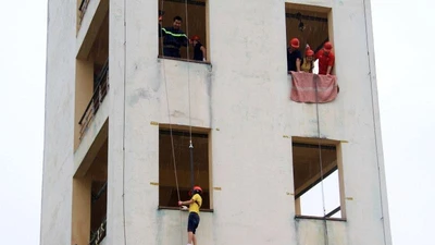 Lính cứu hỏa ‘nhí’ bật tường đu dây, vác vòi chữa cháy