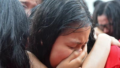 Nghẹn ngào dưới mưa trong lễ bế giảng