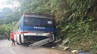 Xe chở hàng chục học sinh đi du lịch bị tai nạn